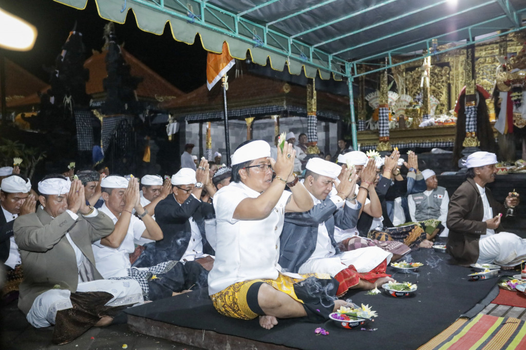 Bupati Giri Prasta Hadiri Upacara Melaspas di Pura Dalem Desa Adat Batunya Tabanan